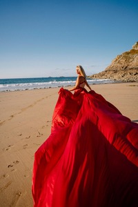 Robe longue de soirée en satin de soie pour femme, style créateur, avec traîne fluide, haute couture, pour séance photo - Product Image 6