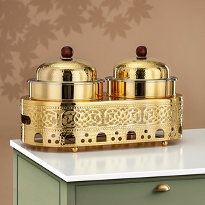 Plat à réchaud double doré avec couvercles en dôme martelé, finitions rondes marron et support de base ajouré orné, idéal pour les mariages - Product Image 1