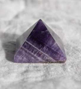 Pyramide en cristal d'améthyste naturelle - Product Image 1