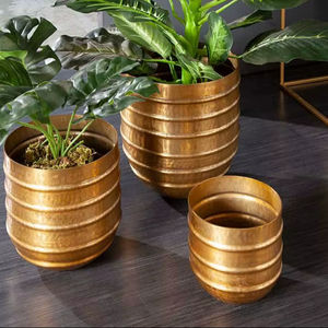 Jardinière en métal finition antique pour décoration intérieure et extérieure, grand pot décoratif pour fleurs, pour maison, patio, balcon. - Product Image 1