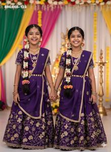 Magnifique ensemble de lehenga, blouse et dupatta en soie Sindhore aux couleurs éclatantes, avec broderies, pour enfants - Fournisseur d'Inde - Product Image 3