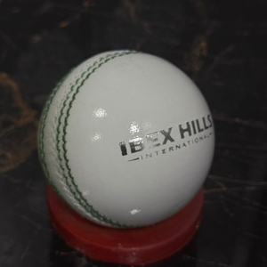Pelota de Cricket Blanca, Dura, Especial para Liga, 156g, Cuero Genuino de Vaca, 4 Piezas, Cosida a Máquina, Grado Profesional, IBEX HILL - Product Image 4