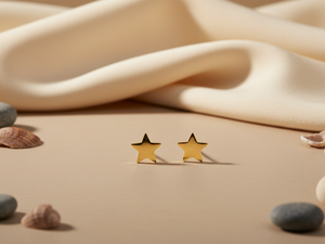 Boucles d'oreilles en or 14 carats, étoile minimaliste, à porter tous les jours, bijoux unisexes - Product Image 1