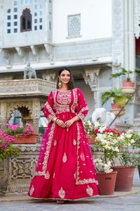 Traje Anarkali Étnico de Seda para Mujer con Dupatta, Kurta Larga Bordada con Flores, Vestido Estampado Reversible para Bodas y Fiestas - Product Image 4