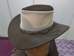 Sombrero de vaquero marrón de malla transpirable para verano, estilo western, con ala ancha de cuero, para equitación y actividades al aire libre - Product Image 6