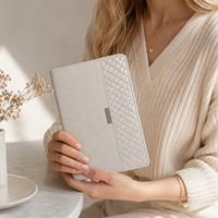 Carnet en cuir vegan beige LABON avec surpiqûres latérales, pages vierges professionnelles et onglet décoratif en cuir