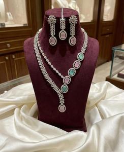 Conjunto de collar de circonita cúbica CZ de calidad premium con Maang Tikka, diseño elegante y sofisticado en plata pulida, ideal para fiestas. - Product Image 4