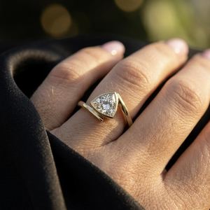 Anillo Moderno de Oro Sólido de 14K con Diamante Cultivado en Laboratorio de 2.01CT con Corte Trillón y Banda Cruzada, Regalo Fino para Fiesta de Compromiso para Novias - Product Image 2