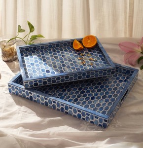 Plateau décoratif rectangulaire en bois, bleu et blanc, gravé de motifs floraux, style bohème, fait main, plateau de rangement et de service, décoration intérieure. - Product Image 1