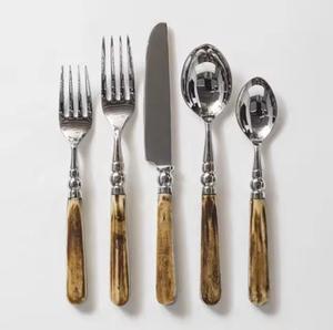 Juego de Cubiertos de Acero Inoxidable de Alta Calidad con Diseño Premium, Cuchillo y Cuchara con Acabado Espejo Sostenible, Mango de Madera, Estilo Moderno - Product Image 4