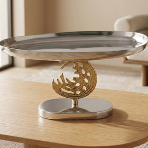 Élégant support à gâteau en métal argenté avec une plateau élégante et polie et un piétement ornementé en forme de corail doré pour une touche de luxe. - Product Image 2