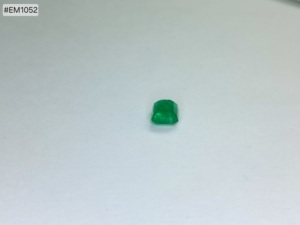พลอยมรกตแซมเบียทรงแปดเหลี่ยมคุณภาพพรีเมียม น้ำหนัก 1.44 กะรัต สีเขียวเข้ม คุณภาพสูง เหมาะสำหรับทำแหวนเครื่องประดับ - Product Image 4