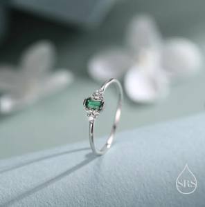 Anillo Vintage de Plata de Ley con Circonita Cúbica Verde Esmeralda Pequeña, Anillo Delicado con Esmeralda en Corte Baguette - Product Image 1