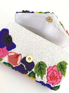 Bolso de mano blanco con solapa de mariposa y cuentas para mujer - Product Image 3
