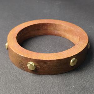 Brazalete de Madera Maciza con Borde Rectangular y Tachuelas de Latón en Forma de Estrella - Joyería de Madera Minimalista Tallada a Mano - Venta al Por Mayor Personalizada - Product Image 3