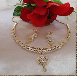 Collar de cristal floral radiante con un centro de forma de lágrima. Artesanía impresionante, disponible a precios de mayorista. - Product Image 1