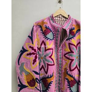 Chaqueta de Terciopelo Rosa Bebé, Chaqueta con Bordado Uzbeko, Chaqueta Corta Cosida a Mano, Chaqueta Estilo Boho Chic con Dos Bolsillos Laterales - Product Image 2