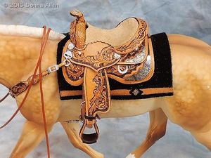 Silla de montar western de cuero tallado a mano de primera calidad, superventas 2026, con conchos plateados y almohadilla negra para caballo - Product Image 1