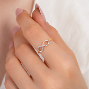 Anillo de Compromiso Infinity con Moissanita, Oro Amarillo, Engaste Pavé, Corte Brillante Redondo, Estilo Romántico - Product Image 3