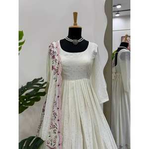 Robe de soirée de créateur avec fil et séquence de travail Taille XL - Product Image 4