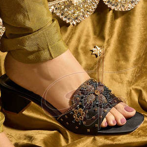 Sandales à talons pour femmes, tendance mode, en satin noir et or imprimé, ornées de perles, faites à la main, antidérapantes, confortables et glamour, toutes saisons - Product Image 5