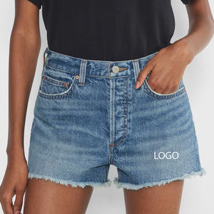 Shorts de mezclilla casuales y cómodos con logotipo personalizado para mujer / Diseño inspirado en tendencias, bolsillos laterales funcionales con presillas para cinturón - Product Image 1
