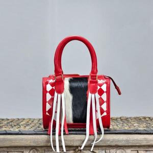 Bolso de mano de cuero de lujo con panel de piel de vaca y detalles de borlas en color negro y marrón, diseño floral en relieve. - Product Image 1