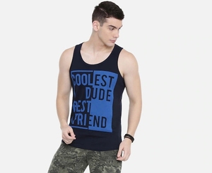 Camiseta sin mangas negra para hombre con estampado azul, cuello redondo, estilo casual - Product Image 1