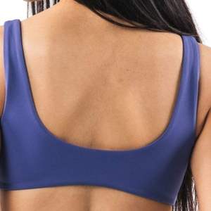 Sujetador deportivo azul con logo personalizado y cuello redondo para mujer, de alto soporte, acolchado, para gimnasio, fitness, top corto, ropa deportiva al por mayor - Product Image 5