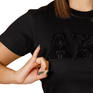 Camiseta de Color Sólido Estilo Chenille con Letras Griegas Bordadas, Prenda Casual de Algodón Premium para Hermandades, Estilo Negro - Product Image 6