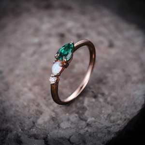 Bague de fiançailles vintage émeraude opale Art Déco en moissanite taille poire, 3 pierres, bague de promesse de mariée plaquée or rose 925 - Product Image 3