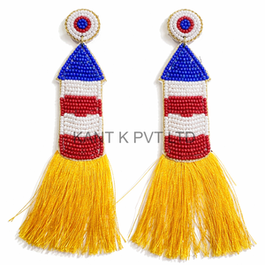 Pendientes Patrióticos con Cuentas en Forma de Cohete Rojo, Azul y Blanco para el 4 de Julio, Hechos a Mano con Cuentas de Semillas - Product Image 1