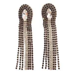 Boucles d'oreilles de mariée sur mesure, brodées à la main, avec des pompons noirs et argentés, au design saisissant et très tendance, pour femmes - Product Image 1