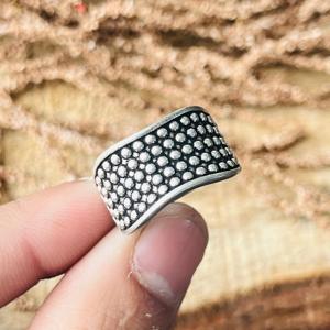 Bague géométrique cloutée large pour homme, en laiton minimaliste, finition argent oxydé, bijou tendance, vente en gros - Product Image 6