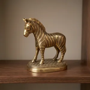Sculpture décorative en métal de cheval avec finition or antique, motif zèbre gravé complexe, figurine animale artistique pour un intérieur de luxe - Product Image 1