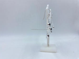 Boucles d'oreilles élégantes en argent pur blanc pour femmes Meilleur prix pour tous les jours et les mariages plaqué or avec de l'or comme matériau principal - Product Image 2