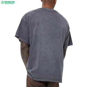 Camiseta Negra de Manga Corta para Hombre con Diseño de Estrella Geométrica en la Espalda, Cuello Redondo, Corte Regular, 100% Algodón Jersey - Product Image 4