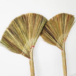 Escoba de Hierba Natural Moderna Hecha en Vietnam SEAPEARLS SS01 con Cerdas Suaves para una Limpieza del Hogar Fácil - Product Image 3