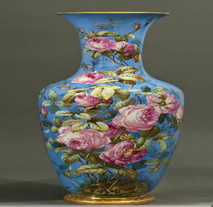 Paire de vases élégants en céramique blanche avec colliers roses et de magnifiques peintures de roses, disponibles à prix de gros. - Product Image 5