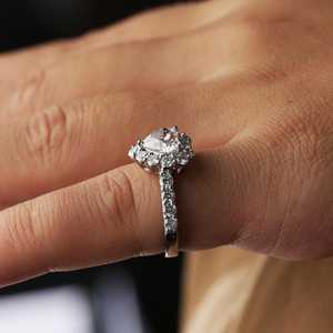 Anillo de Moissanita de 6MM con Corte Corazón y Halo Floral, Plata 925 Original con Baño de Oro, Estilo Floral, Joyería Romántica para Regalo - Product Image 4