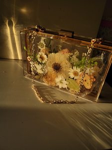 Bolso de Mano de Resina con Flores Reales: Bolso Floral Hecho a Mano - Product Image 2