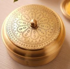 Boîte à masala de dernière génération, faite à la main en laiton doré, avec couvercle et 7 compartiments pour le rangement des épices. - Product Image 3