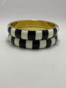 Ensemble de bracelets exquis en bois et laiton, fabriqués à la main, pour les occasions traditionnelles. Dernier produit unique fourni par un fournisseur d'Inde. - Product Image 1