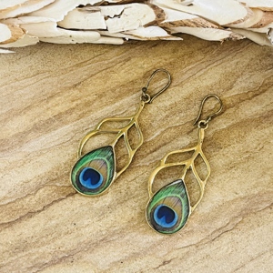Boucles d'oreilles pendantes en laiton tendance, motif plume de paon, style bohème, finition laiton antique, boucles d'oreilles animalières et naturelles pour femme - Product Image 5