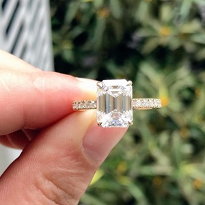 Bague de mariage solitaire demi-éternité minimaliste en or jaune massif 14 carats avec diamant de laboratoire taille émeraude 2 carats certifié IGI - Product Image 1