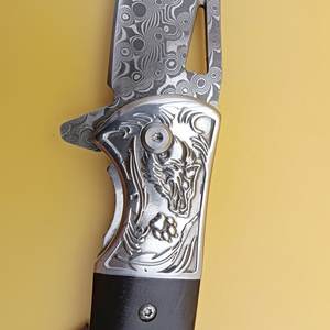 Cuchillo Plegable de Acero de Damasco SHARP POINT TRADES, Hoja Recta de 0.5mm de Grosor, Apertura con Perilla, Mango de Madera - Product Image 2