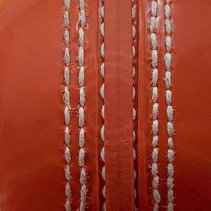 Balle de cricket haut de gamme pour les matchs professionnels et un contrôle avancé du swing, avec coutures faites à la main et performances durables. - Product Image 6