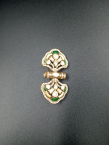 Broche Fleur en Argent Plaqué Or avec Pierres Moissanite Polki Doublet Vertes - Bijou Unisexe pour Mariage, Fiançailles et Soirées - Product Image 2