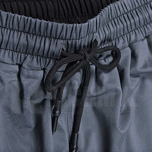 กางเกงขาสั้นออกกำลังกายผู้ชายแบบขายส่ง น้ำหนักเบา ยืดหยุ่นปานกลาง ลายเรียบ แห้งเร็ว ระบายอากาศได้ดี ผลิตจากผ้าสแปนเด็กซ์/โพลีเอสเตอร์ - Product Image 3