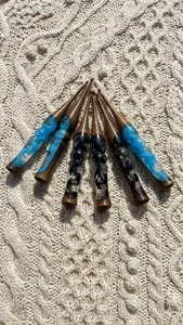 Ganchos de Crochet de Resina y Madera Hechos a Mano, Ergonómicos, Ecológicos, Duraderos, Herramientas Artesanales, Longitud y Grosor Personalizables, Azul y Negro - Product Image 4